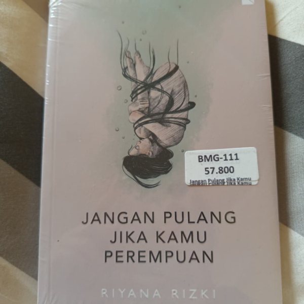 Sampul buku jangan pulang jika kamu perempuan