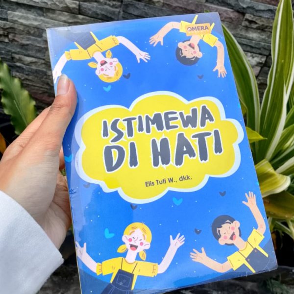 Sampul buku Istimewa di hati karya Elis tuti w.,dkk
