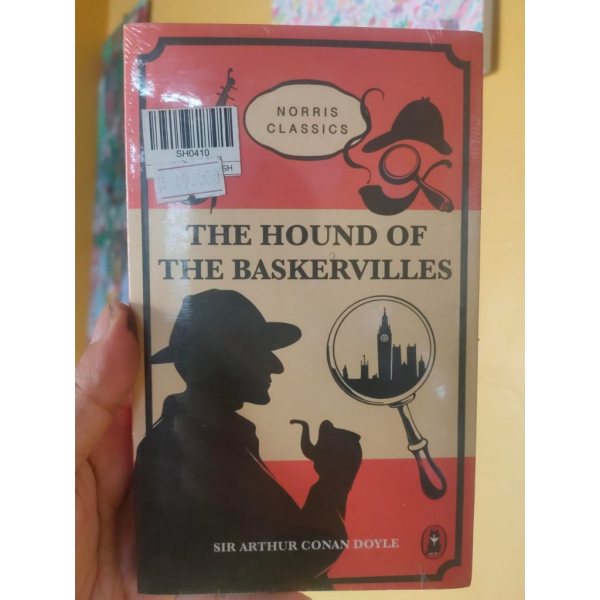 Sampul buku Novel klasik The Hound of the Baskervilles karya Arthur Conan Doyle