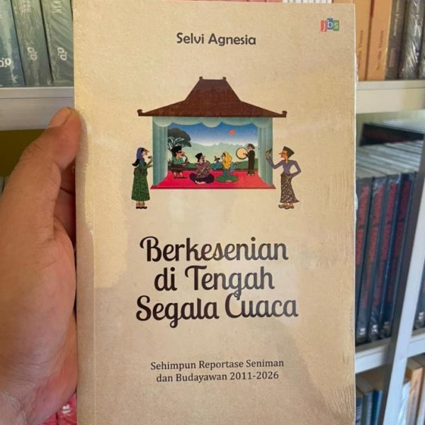 Sampul buku Buku Berkesenian di Tengah Segala Cuaca - Selvi Agnesia