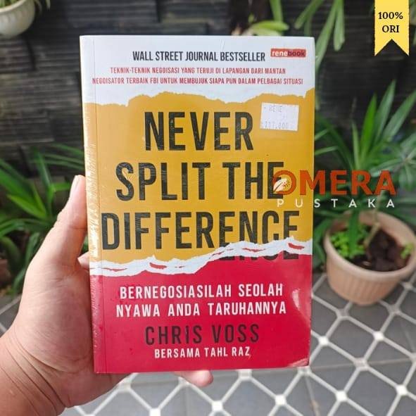 Sampul buku Never split the difference