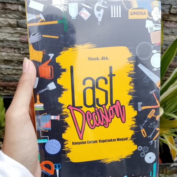 Sampul buku Last decision karya Ninuk,dkk